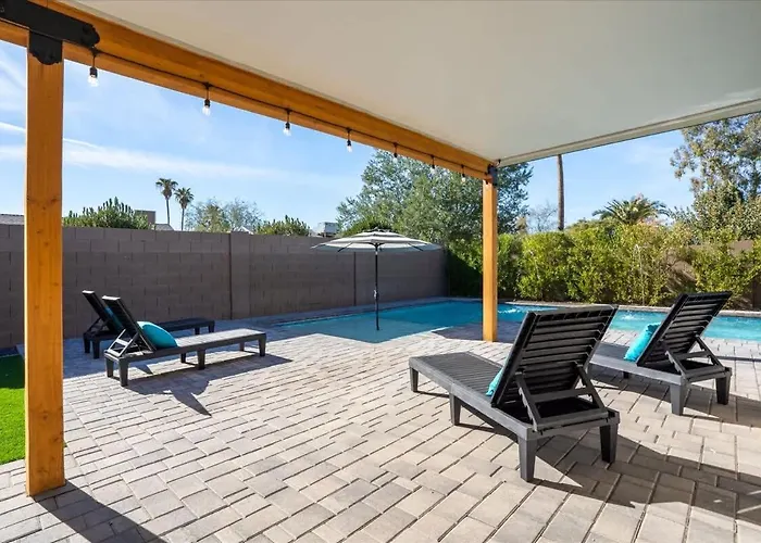 Palm Oasis Kierland Poolside Escape Scottsdale